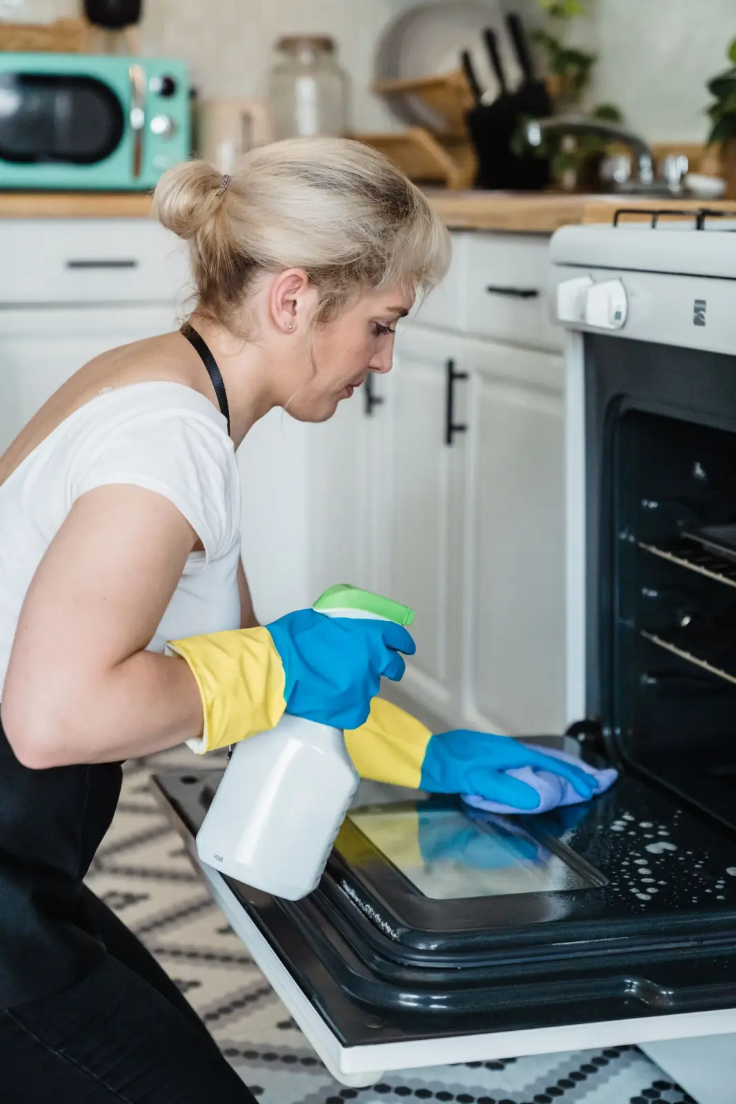 Detailed cleaning of an oven interior